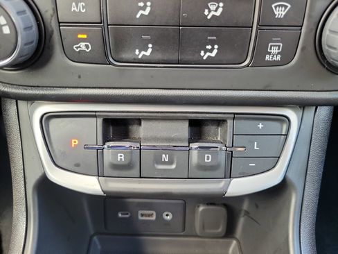 Used 2023 GMC Terrain SLE image 25