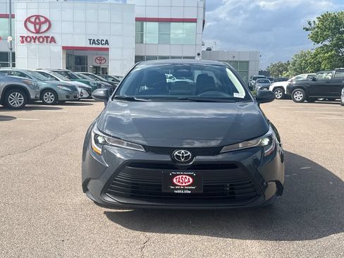 Used 2025 Toyota Corolla LE w/ Convenience Package FWD image 2