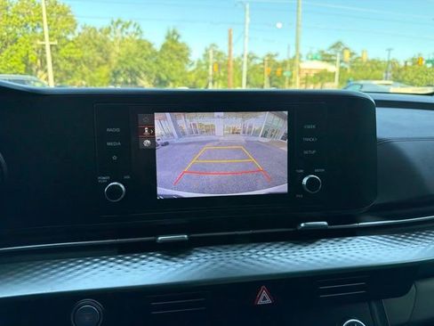 Used 2024 Kia Carnival LX FWD image 17