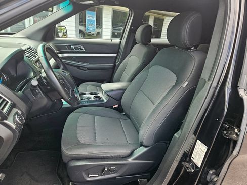 Used 2017 Ford Explorer XLT w/ Equipment Group 201A FWD image 10