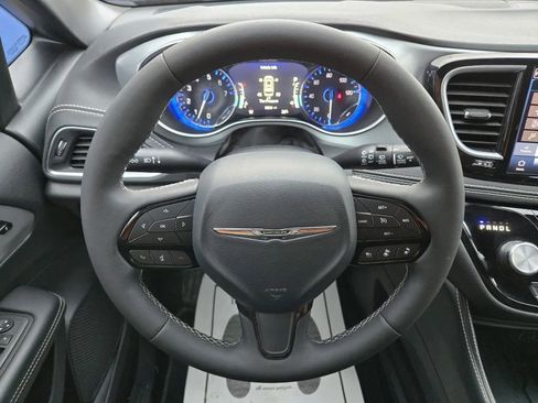 Used 2025 Chrysler Pacifica Limited image 14
