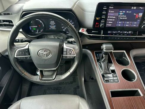 Used 2022 Toyota Sienna XLE image 16