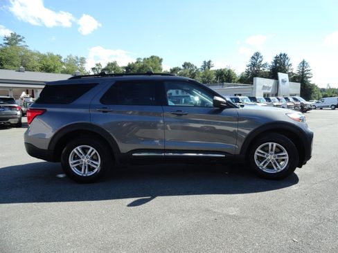 Used 2023 Ford Explorer XLT AWD/4WD image 4