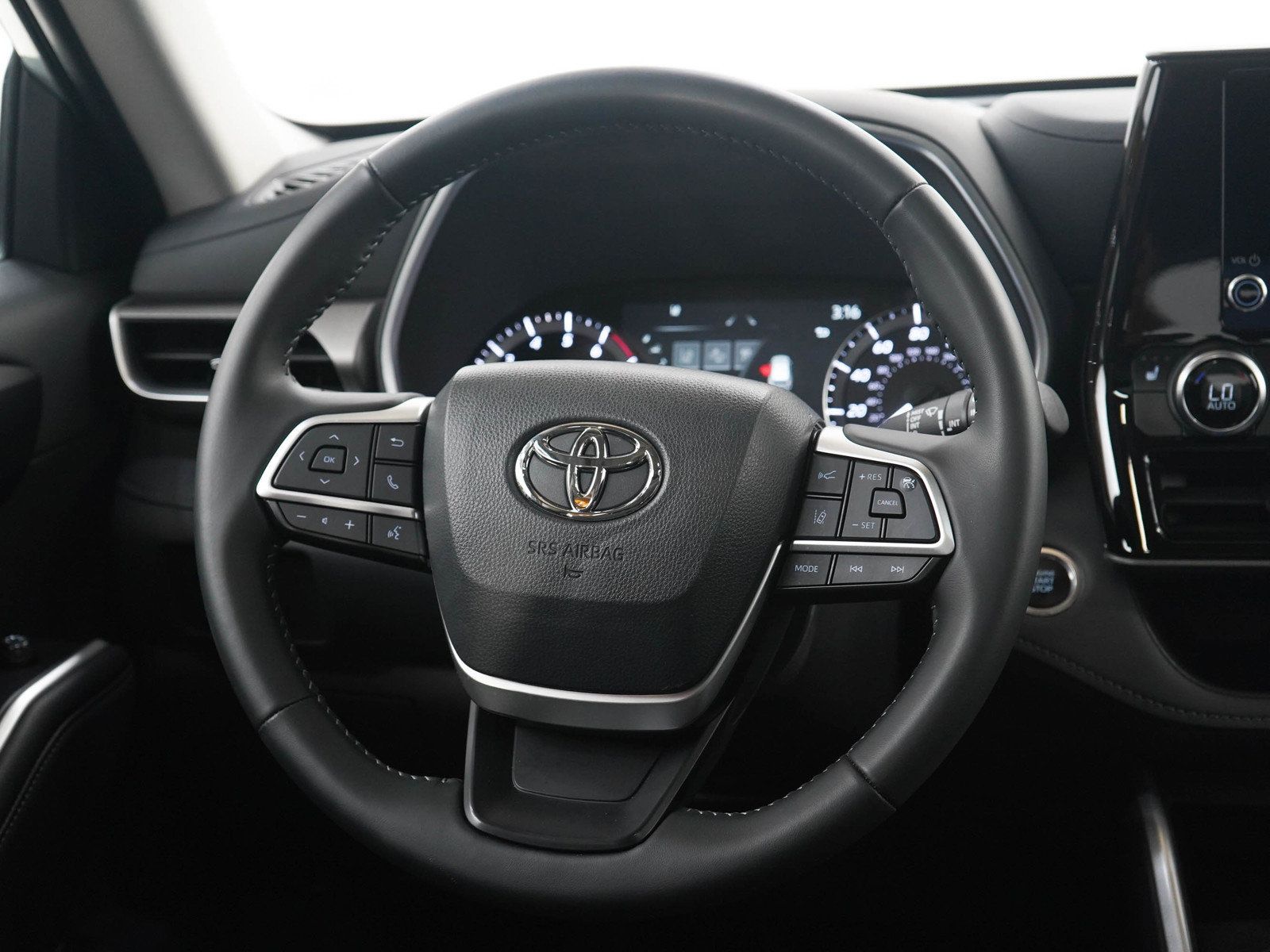 Used 2025 Toyota Highlander XLE AWD/4WD image 18