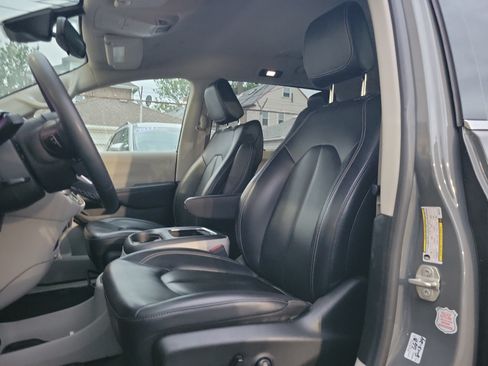 Used 2023 Chrysler Pacifica Touring-L FWD image 19