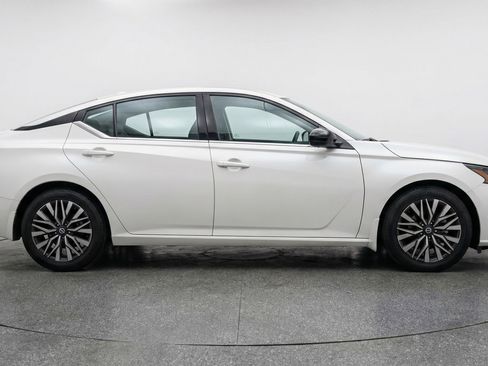 Used 2025 Nissan Altima 2.5 SV image 11