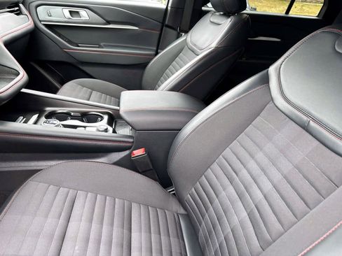 Used 2025 Ford Explorer ST-Line w/ ST-Line Street Pack image 19