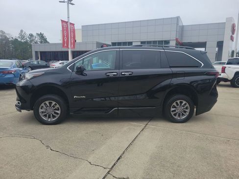 Used 2023 Toyota Sienna XLE w/ XLE Plus Package image 2