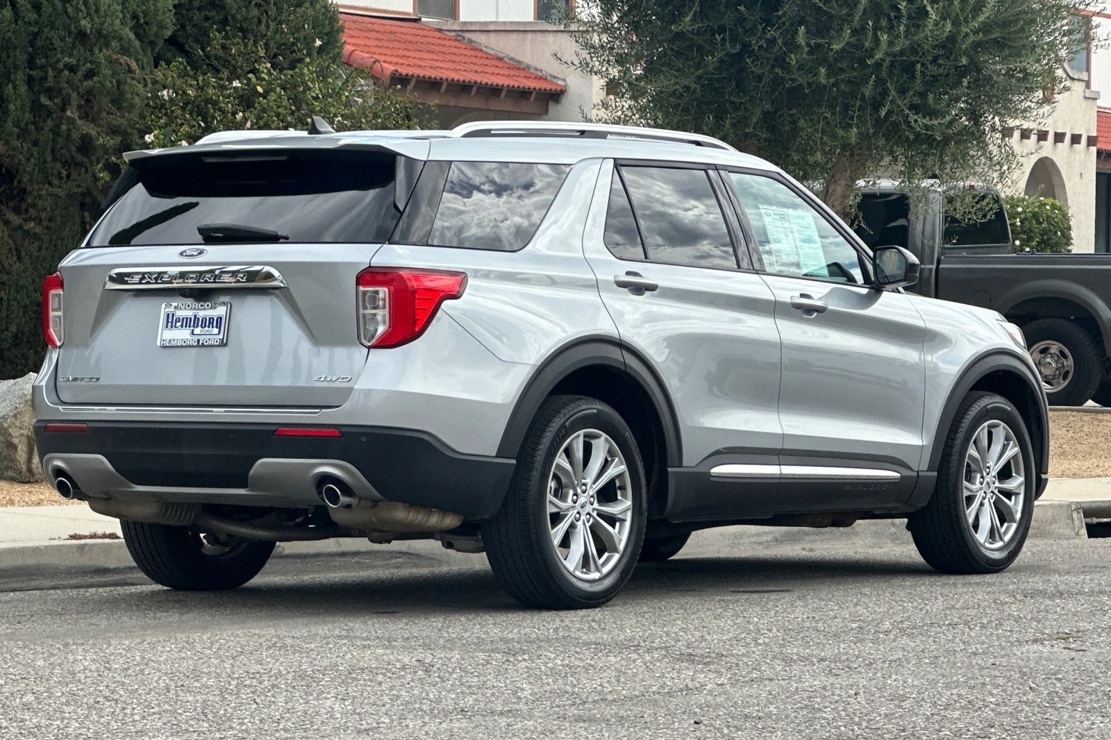 Used 2023 Ford Explorer Limited AWD/4WD image 4