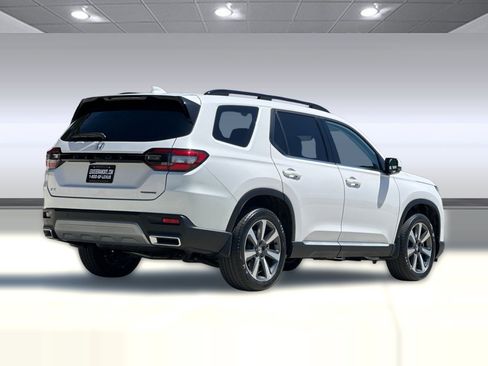 Used 2025 Honda Pilot Touring image 8