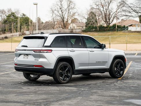 Used 2024 Jeep Grand Cherokee Limited w/ Black Appearance Package image 5