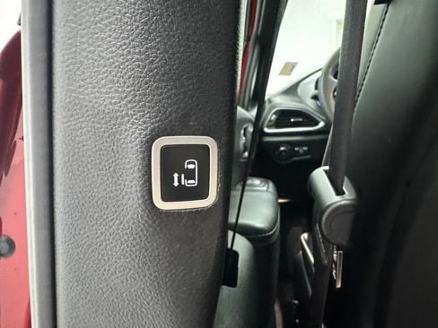 Used 2025 Chrysler Pacifica Limited FWD image 24