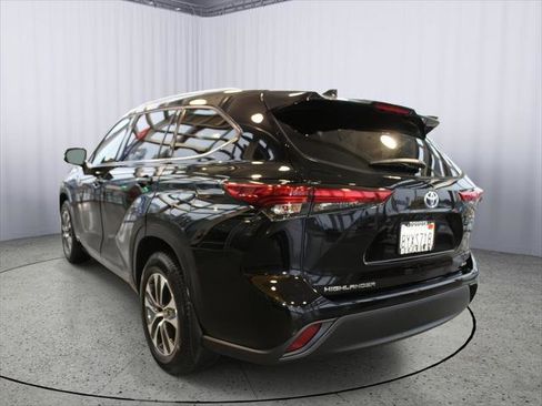 Certified 2021 Toyota Highlander XLE image 6