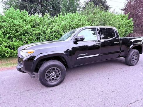 Used 2017 Toyota Tacoma SR5 w/ Tow Package AWD/4WD image 11
