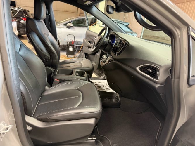 Used 2025 Chrysler Pacifica Select FWD image 32