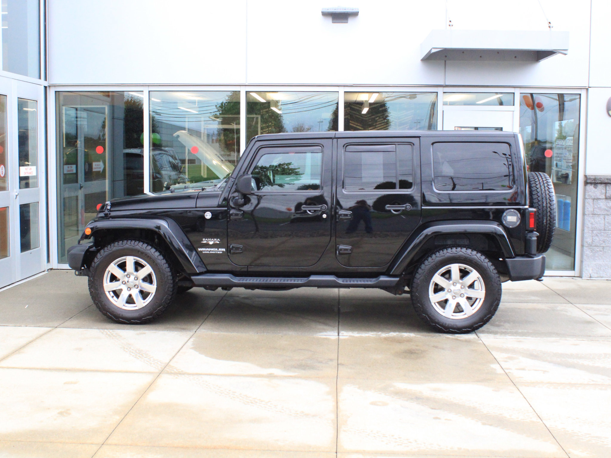 Used 2017 Jeep Wrangler Unlimited Sahara w/ Dual Top Group AWD/4WD image 5