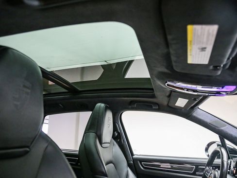Certified 2020 Porsche Cayenne Turbo AWD/4WD image 22