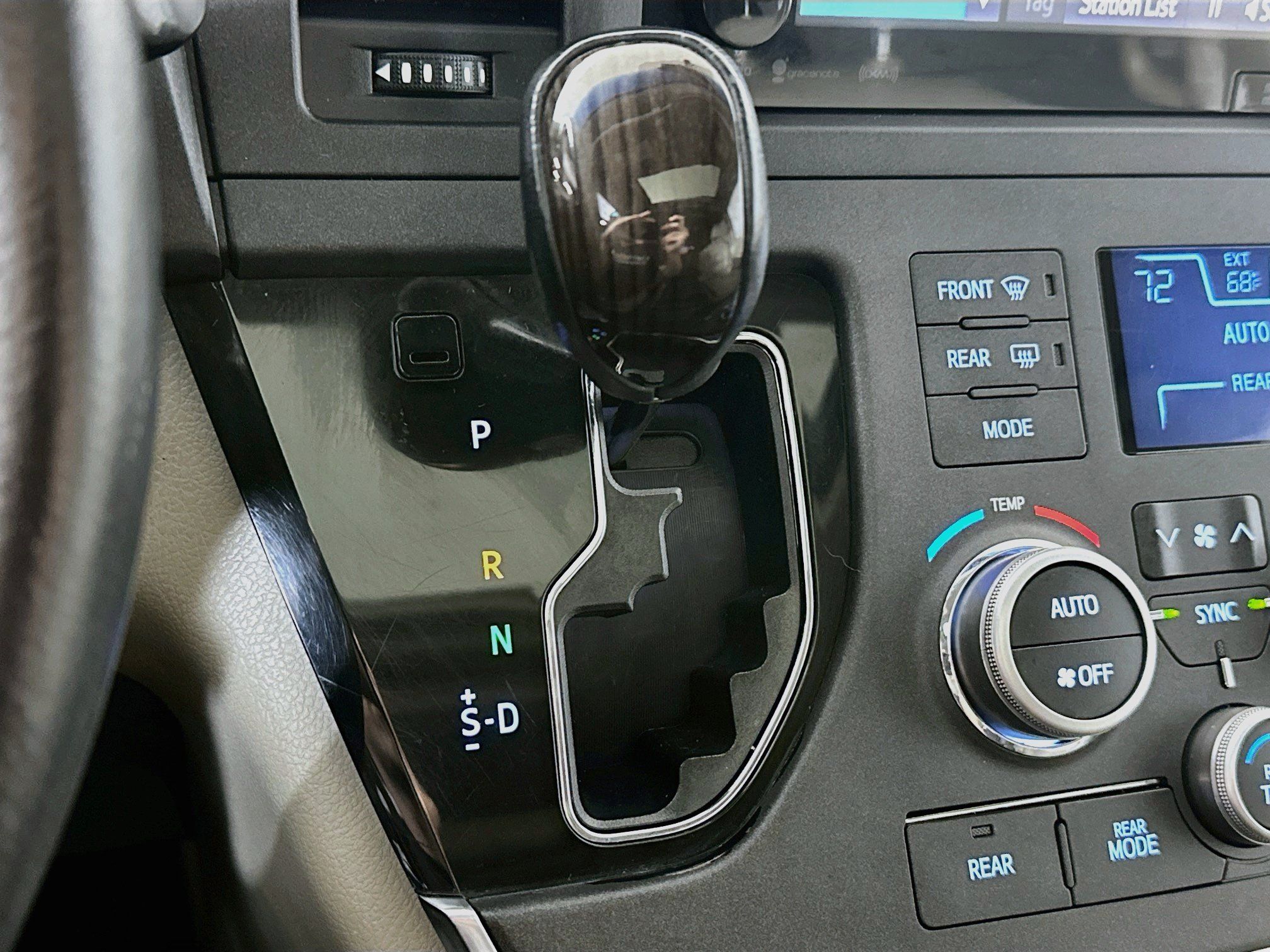 Used 2017 Toyota Sienna XLE Premium FWD image 16