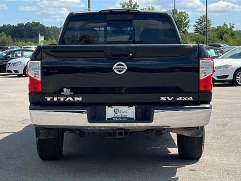 Used 2018 Nissan Titan SV image 32