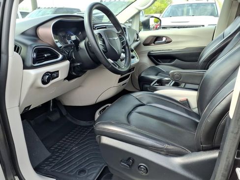 Used 2020 Chrysler Voyager Lxi FWD image 12