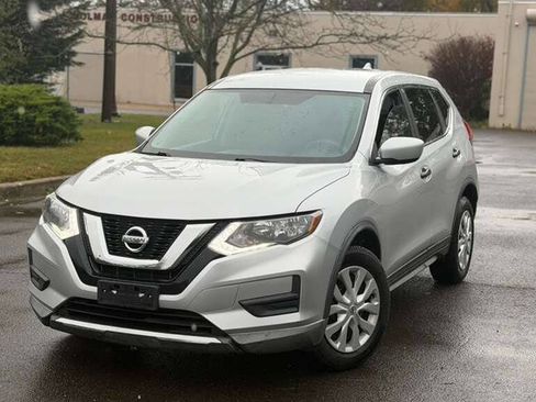 Used 2017 Nissan Rogue S image 2