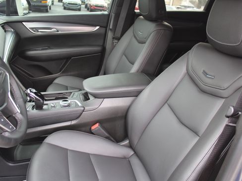 Used 2025 Cadillac XT5 Luxury image 11