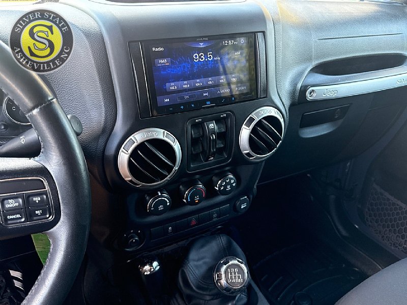 Used 2016 Jeep Wrangler Unlimited Sahara w/ Connectivity Group AWD/4WD image 21