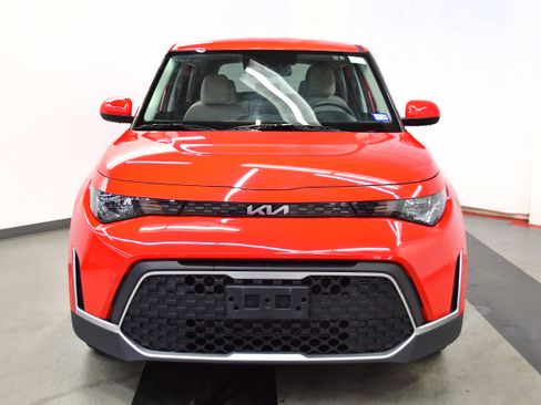 Used 2025 Kia Soul LX w/ LX Technology Package image 3