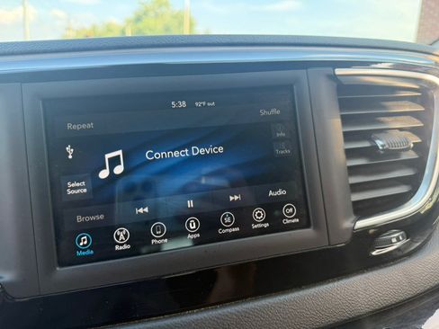 Used 2020 Chrysler Voyager L FWD image 17