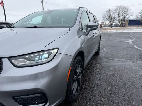 Used 2021 Chrysler Pacifica Touring-L w/ Uconnect Theater Family Group AWD/4WD image 15