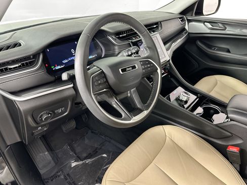 Used 2023 Jeep Grand Cherokee Laredo AWD/4WD image 9