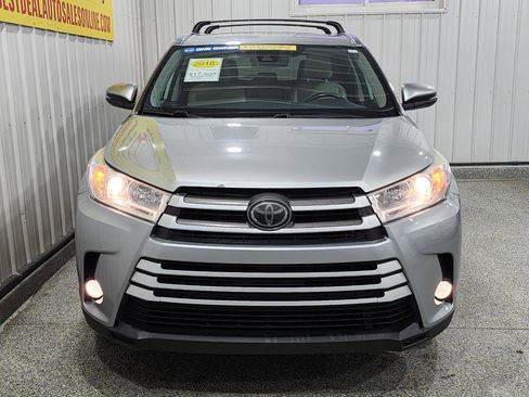 Used 2018 Toyota Highlander XLE image 2