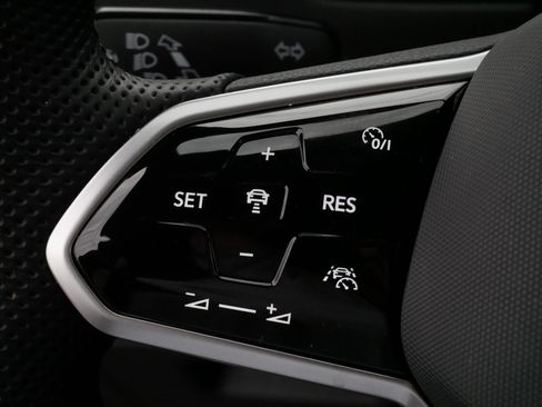 Certified 2024 Volkswagen Tiguan SE R-Line image 25