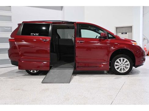 Used 2015 Toyota Sienna XLE Premium FWD image 17