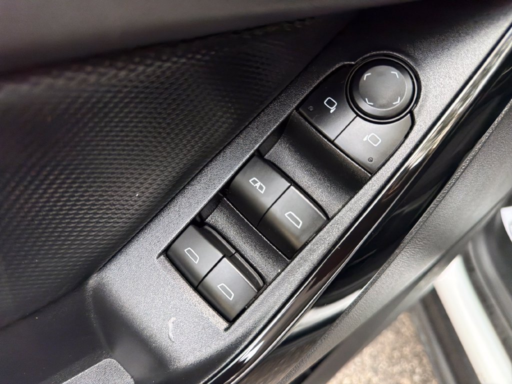 Used 2025 Chevrolet Equinox LT AWD/4WD image 14