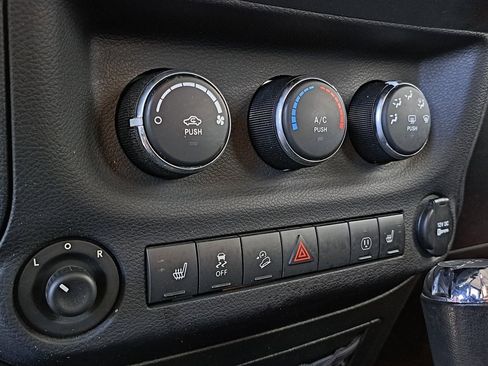 Used 2018 Jeep Wrangler Unlimited Sahara image 15