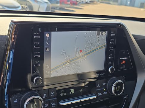 Used 2021 Toyota Highlander XLE image 27