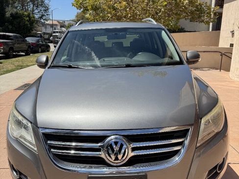Used 2009 Volkswagen Tiguan S FWD image 2