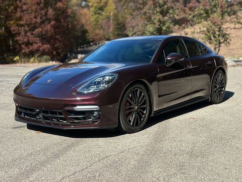 Used 2023 Porsche Panamera GTS image 3