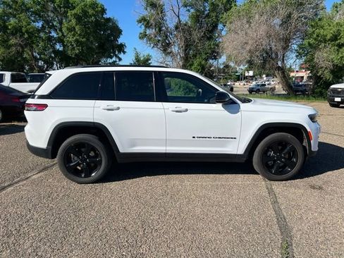 Used 2022 Jeep Grand Cherokee Altitude AWD/4WD image 9