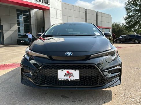 Used 2024 Toyota Corolla SE w/ SE Package image 3