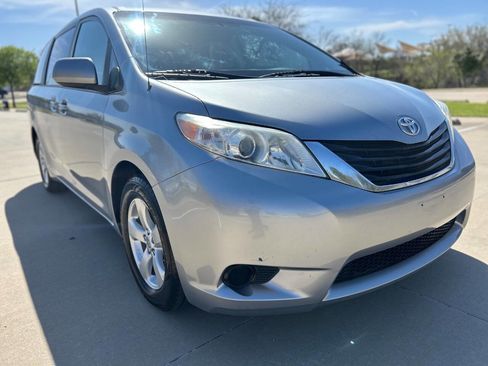 Used 2013 Toyota Sienna LE image 4