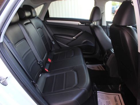 Used 2021 Volkswagen Passat 2.0T SE FWD image 11