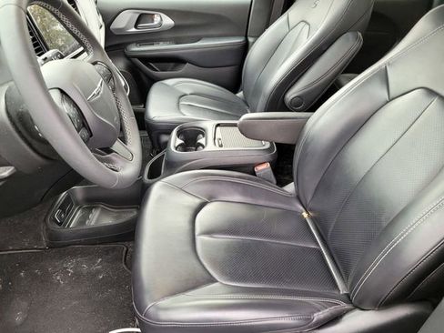Used 2023 Chrysler Pacifica Touring-L w/ S Appearance Package image 16