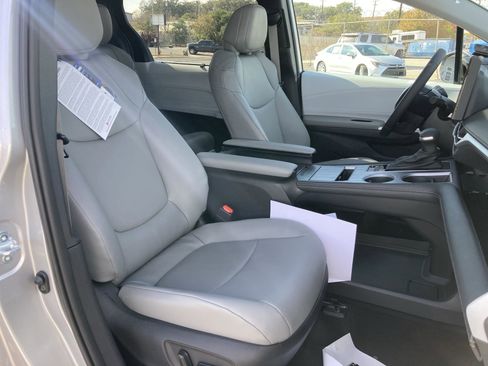 Certified 2025 Toyota Sienna XLE image 28