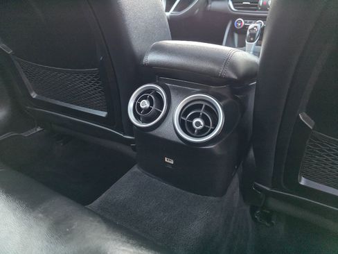 Used 2017 Alfa Romeo Giulia AWD image 21