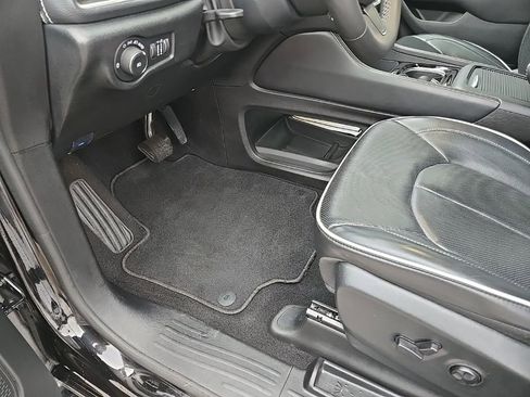 Used 2025 Chrysler Pacifica Limited image 36