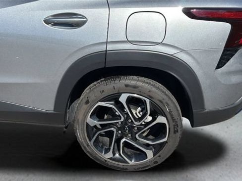 Used 2024 Chevrolet Trax RS w/ Sunroof Package FWD image 29