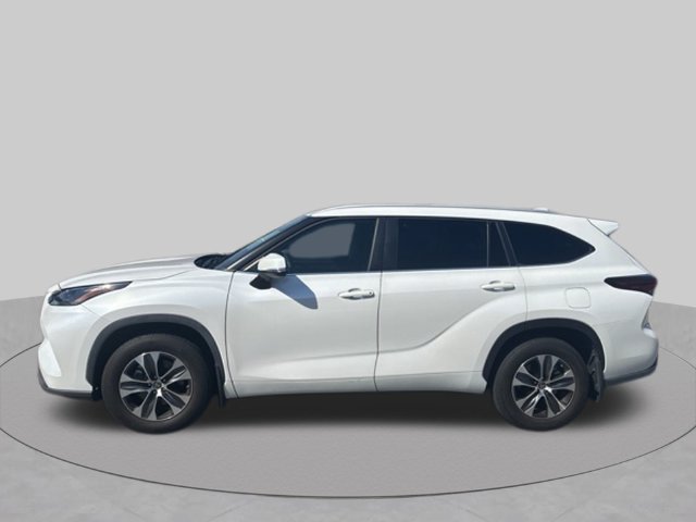 Used 2024 Toyota Highlander XLE FWD image 4