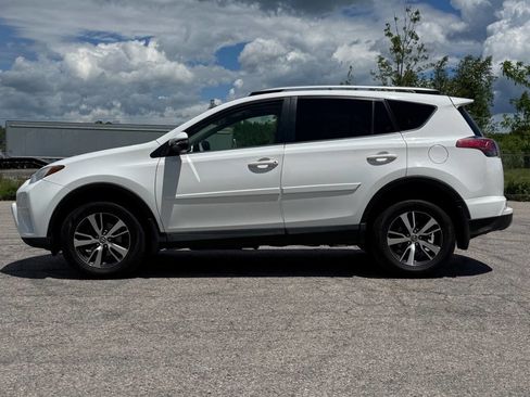 Used 2018 Toyota RAV4 XLE AWD/4WD image 2